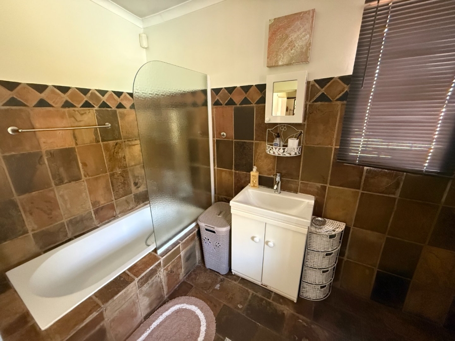5 Bedroom Property for Sale in Zwartkop Gauteng
