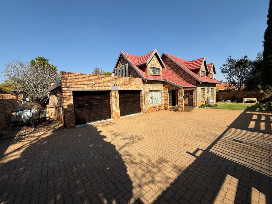 5 Bedroom Property for Sale in Zwartkop Gauteng