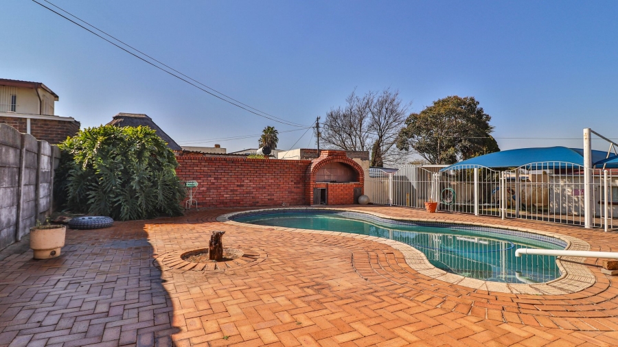 5 Bedroom Property for Sale in Primrose East Gauteng