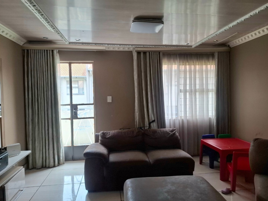 3 Bedroom Property for Sale in Die Hoewes Gauteng