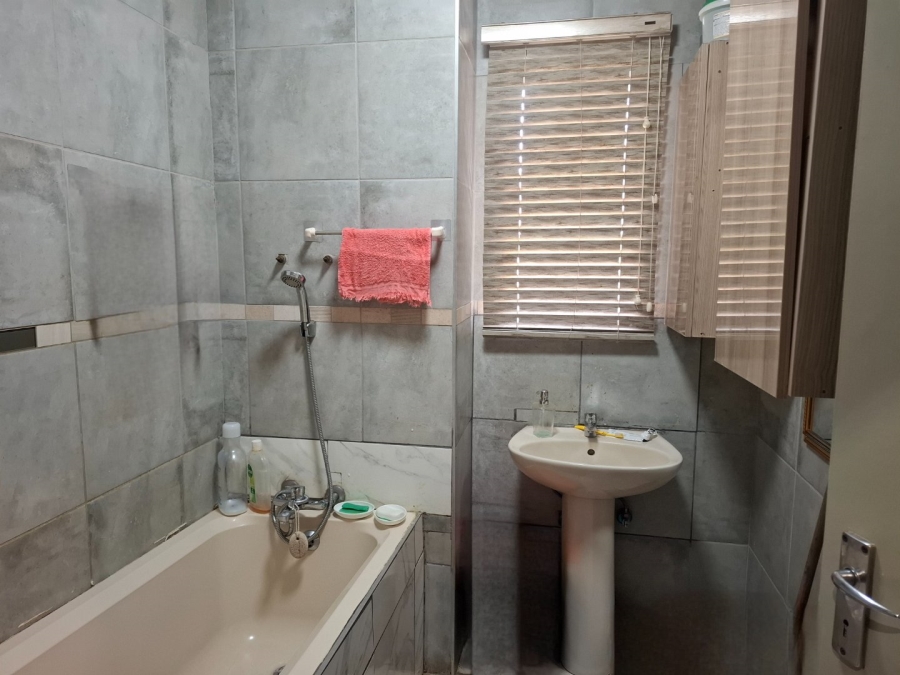 3 Bedroom Property for Sale in Die Hoewes Gauteng