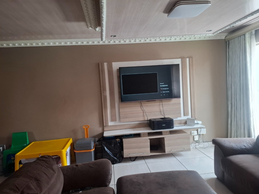 3 Bedroom Property for Sale in Die Hoewes Gauteng