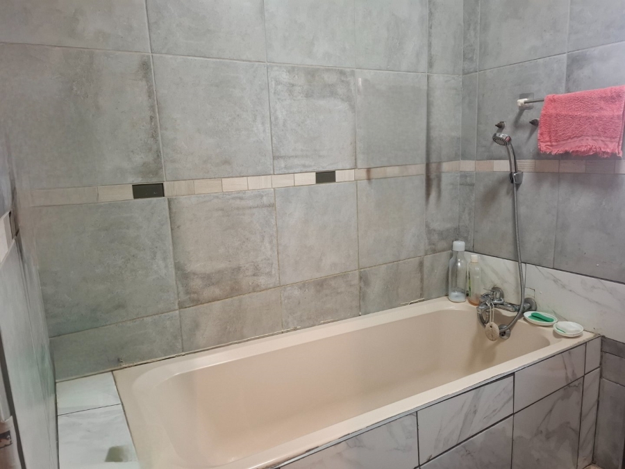 3 Bedroom Property for Sale in Die Hoewes Gauteng