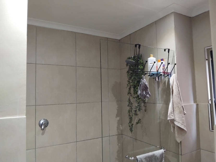 2 Bedroom Property for Sale in Die Hoewes Gauteng