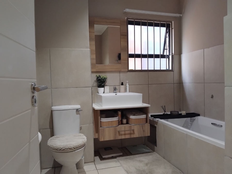 2 Bedroom Property for Sale in Die Hoewes Gauteng