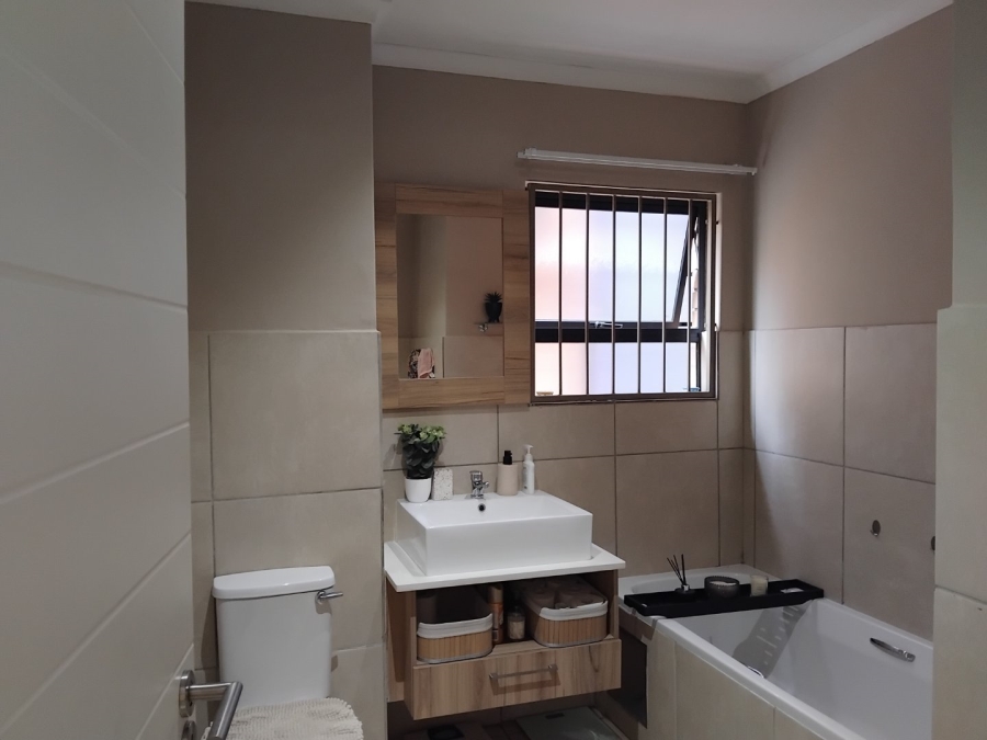 2 Bedroom Property for Sale in Die Hoewes Gauteng