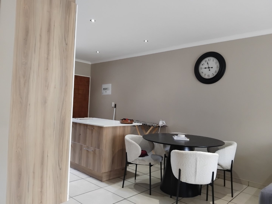 2 Bedroom Property for Sale in Die Hoewes Gauteng