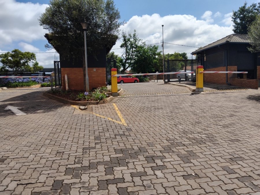 2 Bedroom Property for Sale in Die Hoewes Gauteng