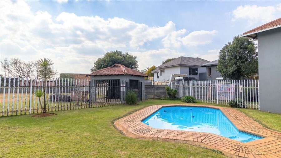 2 Bedroom Property for Sale in Glen Marais Gauteng