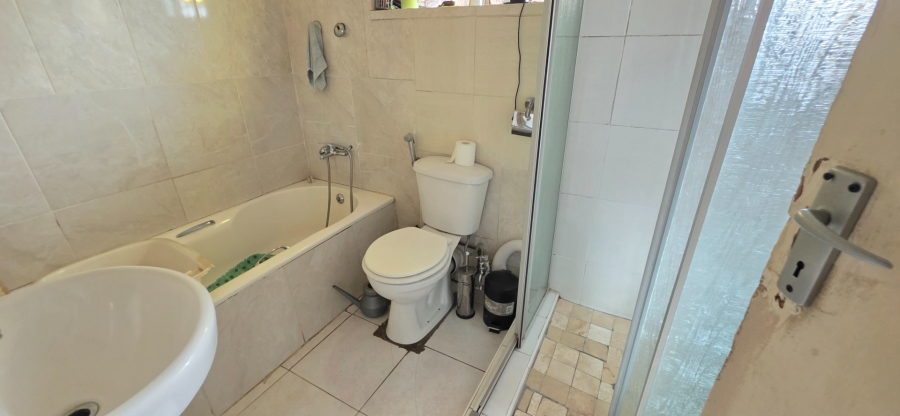 7 Bedroom Property for Sale in Laudium Gauteng