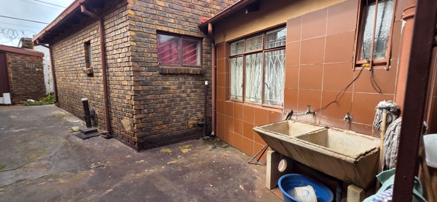 7 Bedroom Property for Sale in Laudium Gauteng