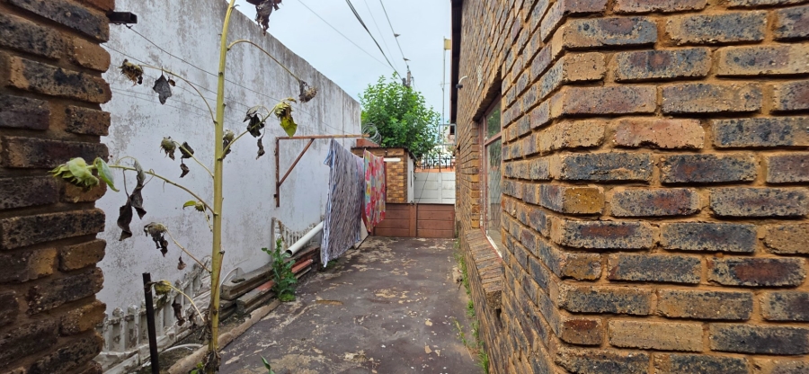 7 Bedroom Property for Sale in Laudium Gauteng