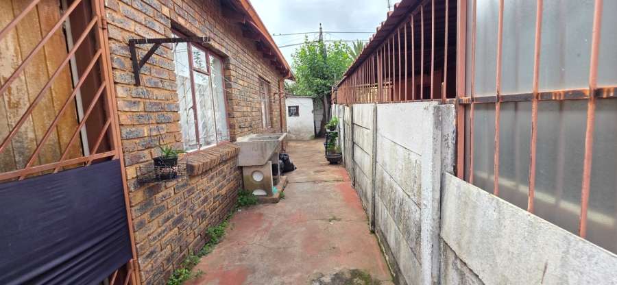 7 Bedroom Property for Sale in Laudium Gauteng