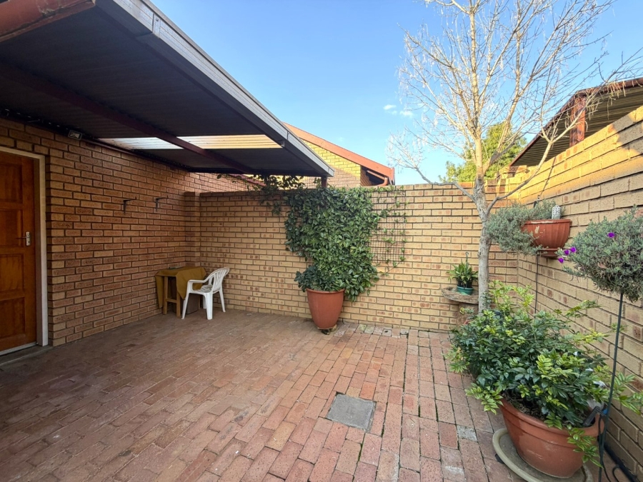 2 Bedroom Property for Sale in The Reeds Gauteng