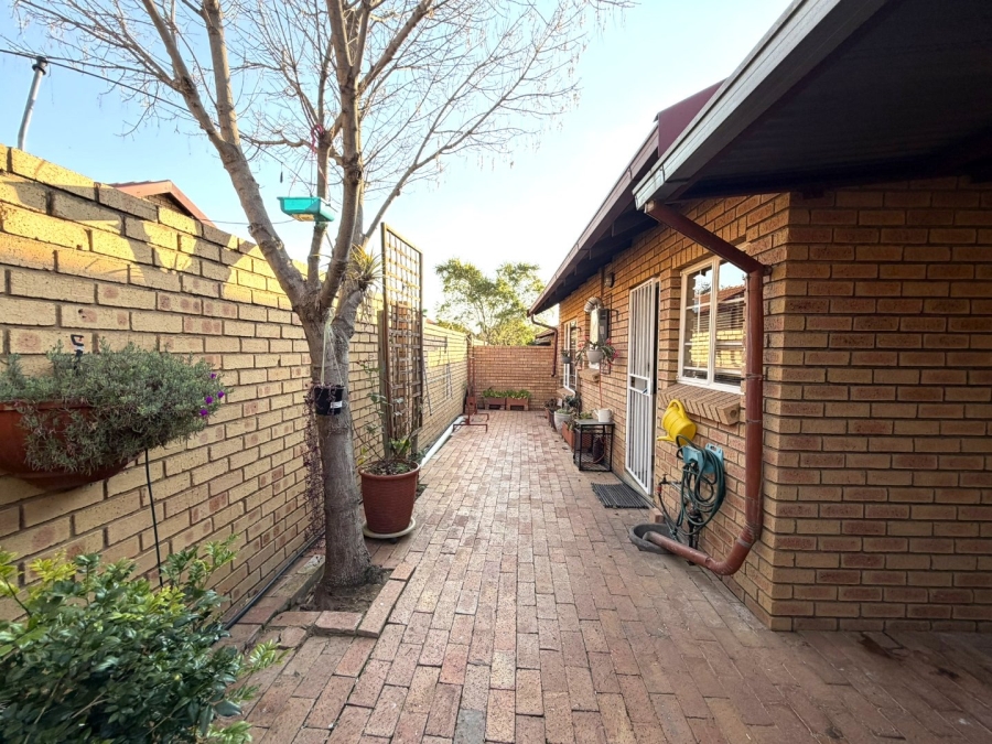 2 Bedroom Property for Sale in The Reeds Gauteng