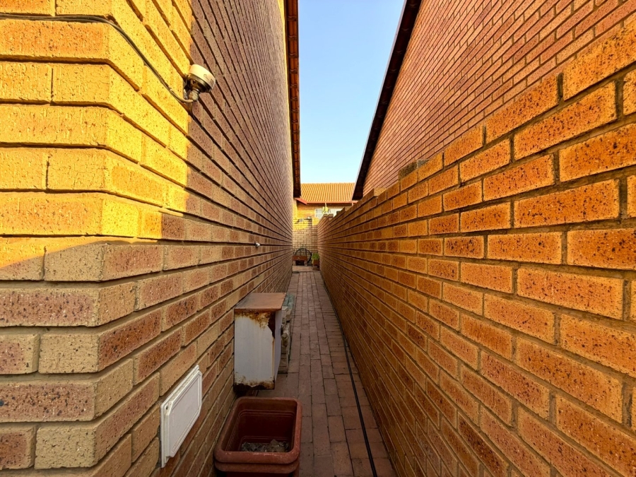 2 Bedroom Property for Sale in The Reeds Gauteng