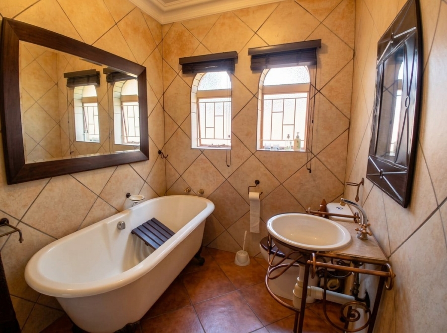 5 Bedroom Property for Sale in Garsfontein Gauteng