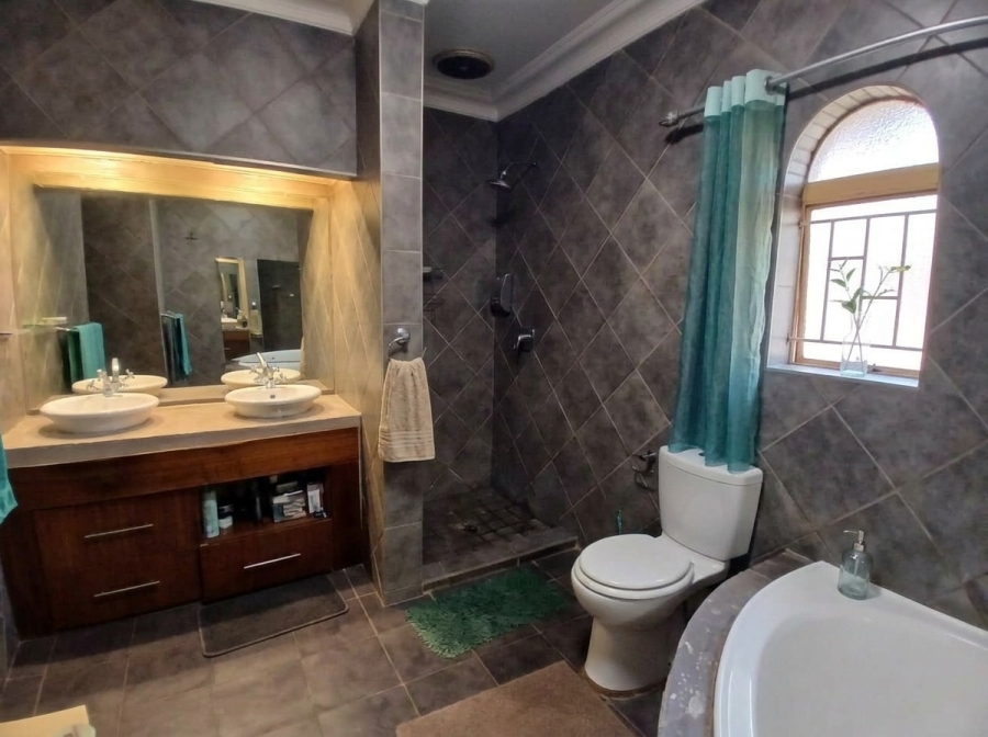 5 Bedroom Property for Sale in Garsfontein Gauteng