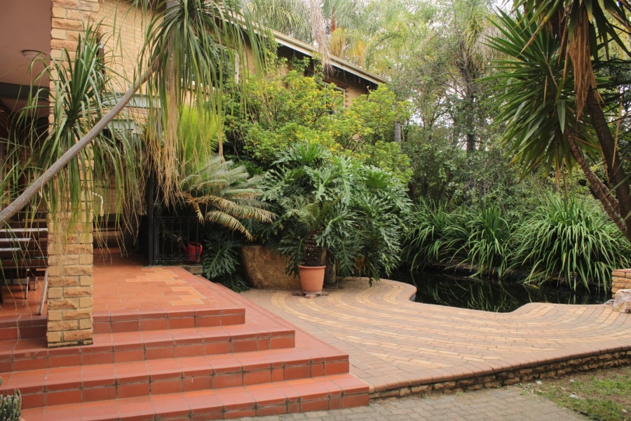  Bedroom Property for Sale in Glen Austin Gauteng