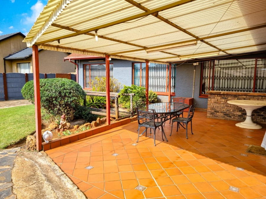  Bedroom Property for Sale in Rondebult Gauteng