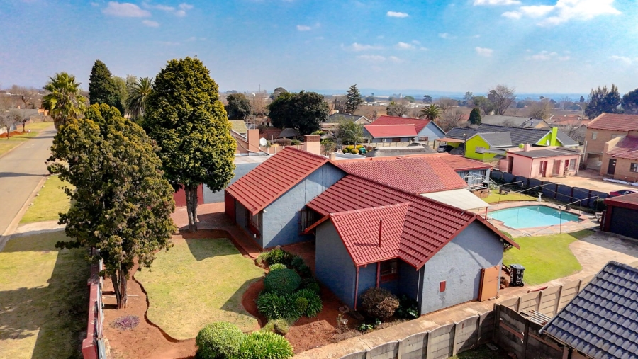  Bedroom Property for Sale in Rondebult Gauteng