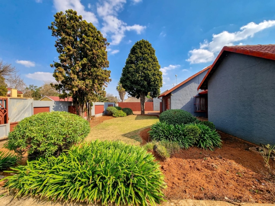  Bedroom Property for Sale in Rondebult Gauteng