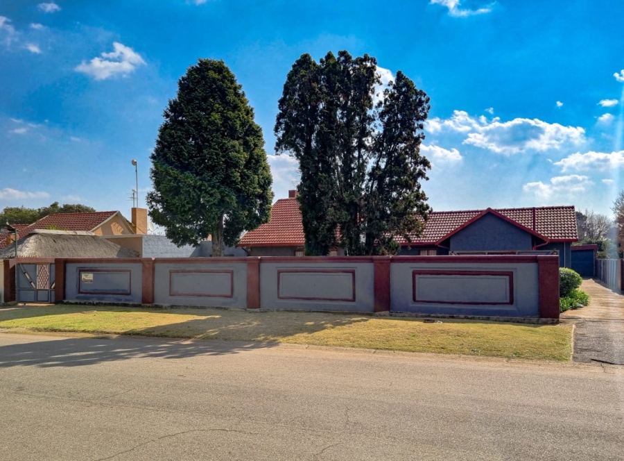  Bedroom Property for Sale in Rondebult Gauteng