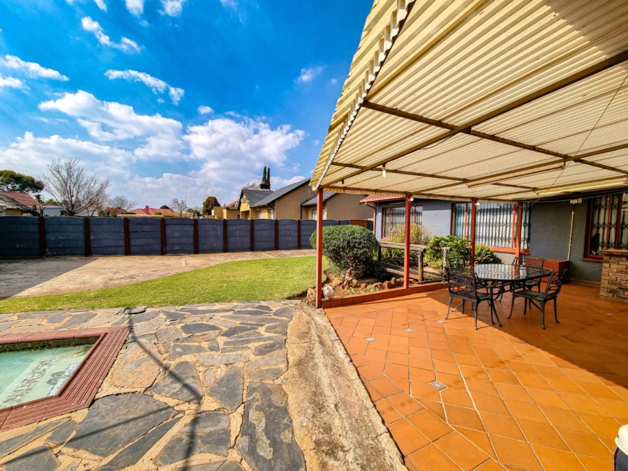  Bedroom Property for Sale in Rondebult Gauteng