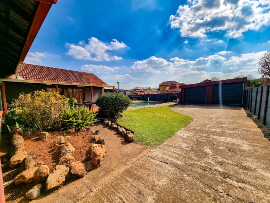  Bedroom Property for Sale in Rondebult Gauteng