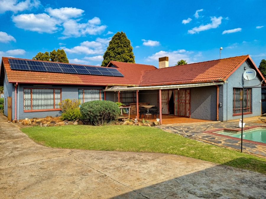  Bedroom Property for Sale in Rondebult Gauteng