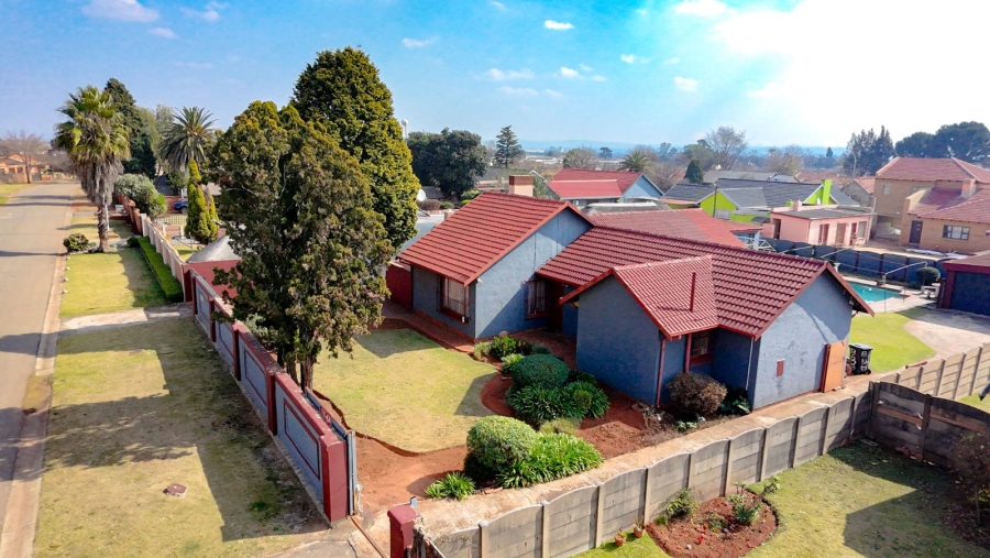  Bedroom Property for Sale in Rondebult Gauteng