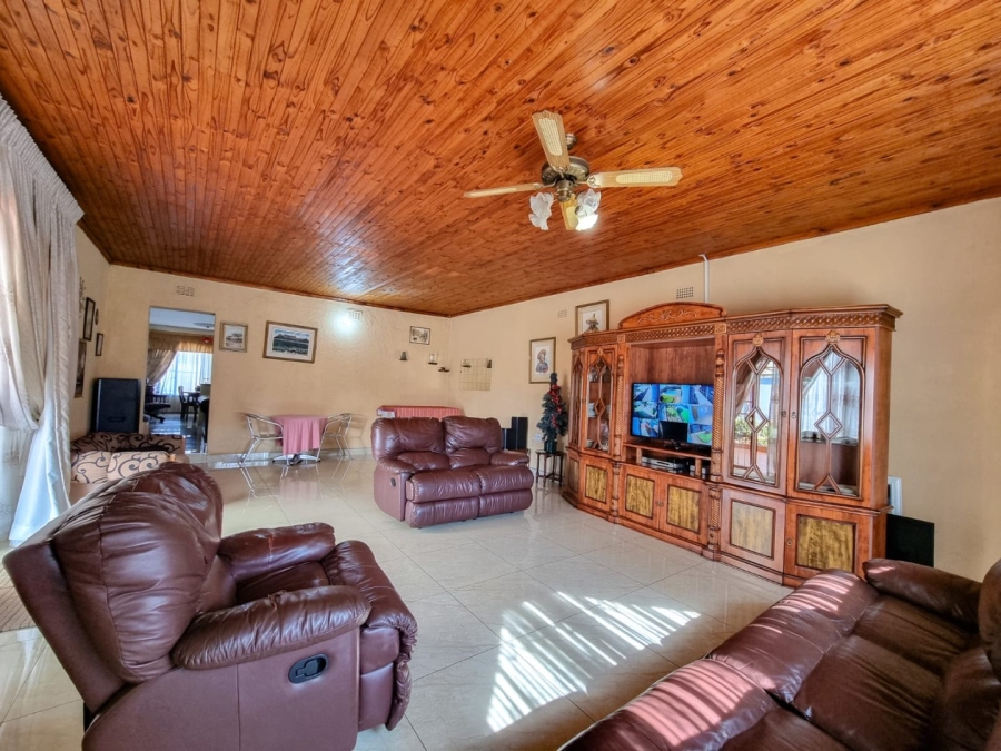  Bedroom Property for Sale in Rondebult Gauteng