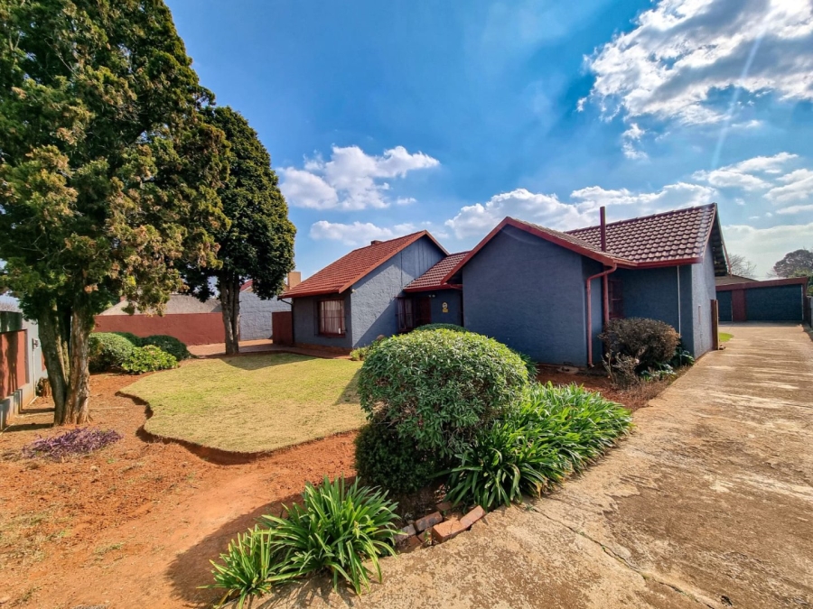  Bedroom Property for Sale in Rondebult Gauteng
