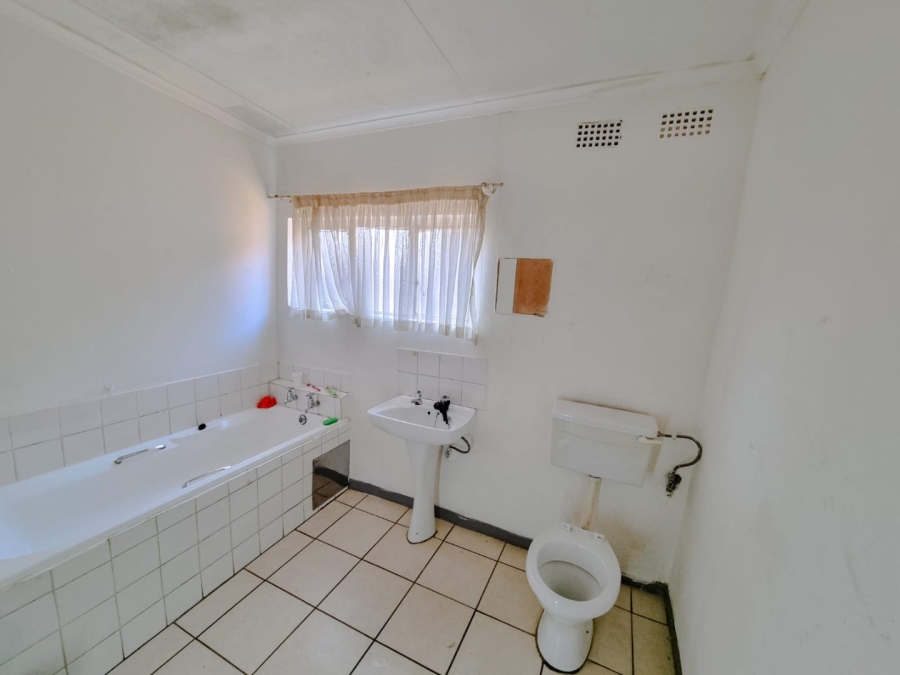  Bedroom Property for Sale in Rondebult Gauteng