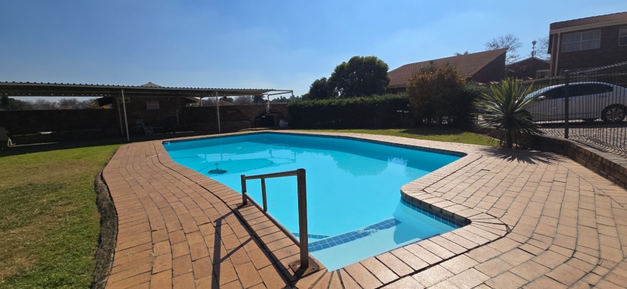 To Let 3 Bedroom Property for Rent in Brackendowns Gauteng
