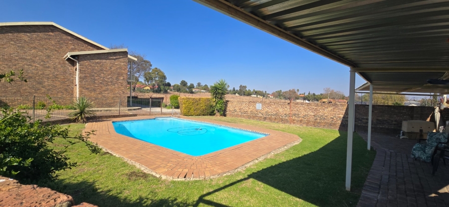 To Let 3 Bedroom Property for Rent in Brackendowns Gauteng
