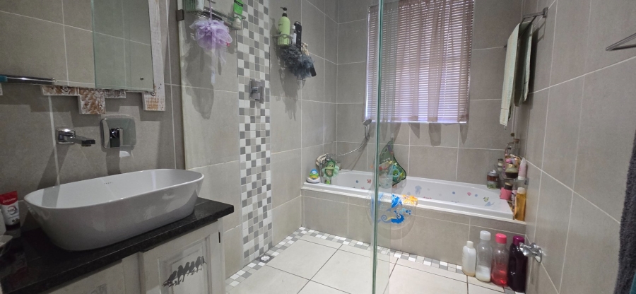 To Let 3 Bedroom Property for Rent in Brackendowns Gauteng