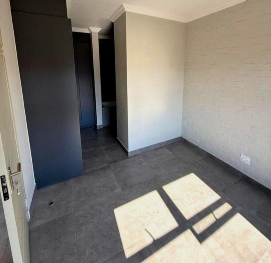 To Let 2 Bedroom Property for Rent in Waverley Gauteng