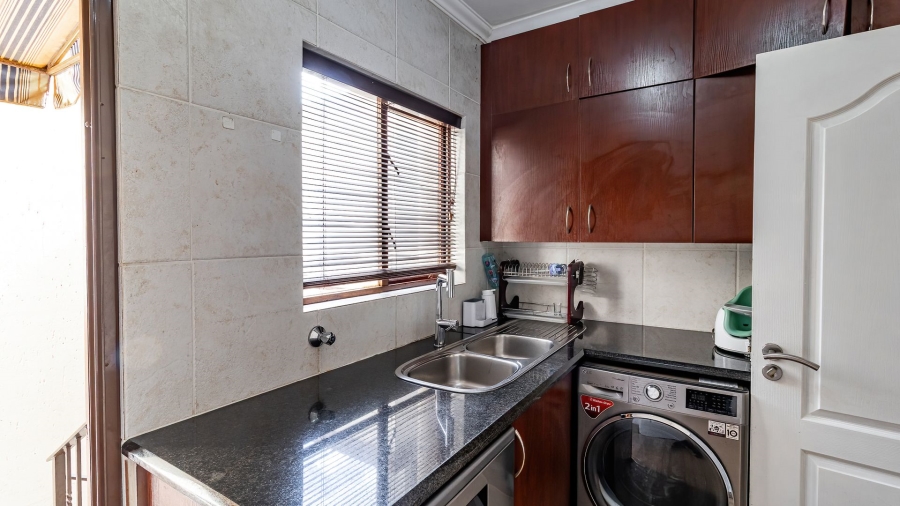 To Let 3 Bedroom Property for Rent in Glenvista Gauteng