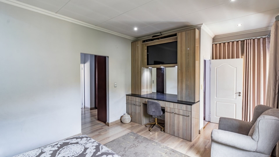 To Let 3 Bedroom Property for Rent in Glenvista Gauteng