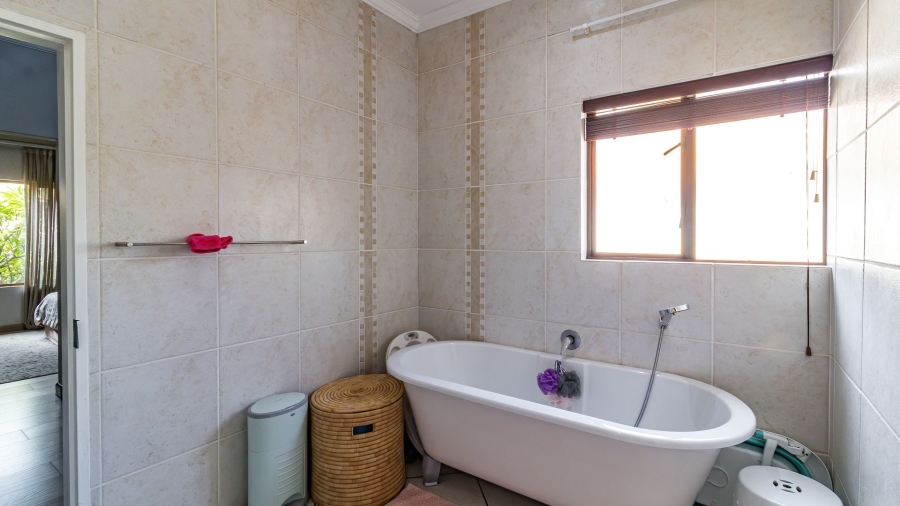 To Let 3 Bedroom Property for Rent in Glenvista Gauteng