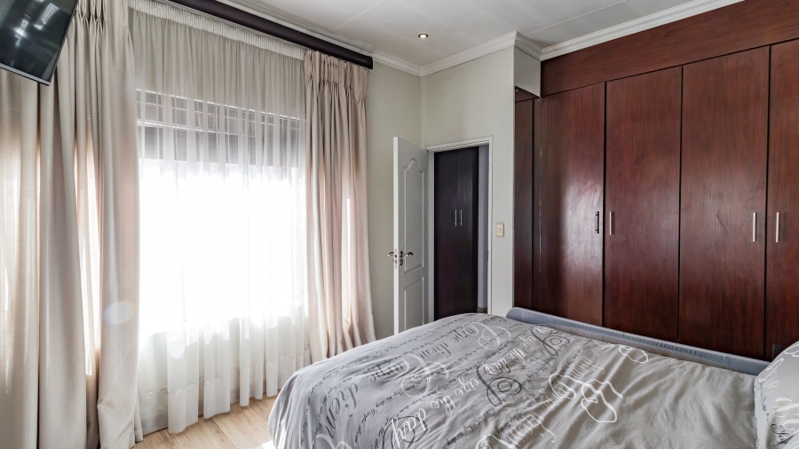 To Let 3 Bedroom Property for Rent in Glenvista Gauteng