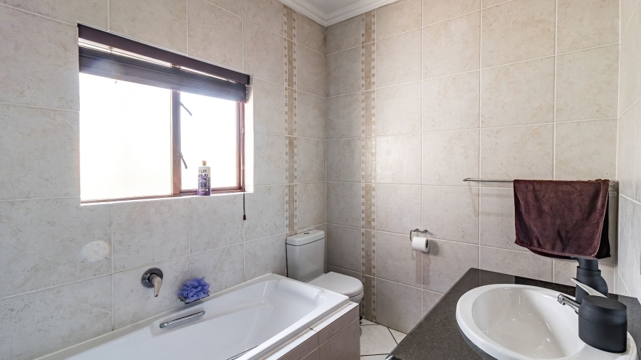 To Let 3 Bedroom Property for Rent in Glenvista Gauteng