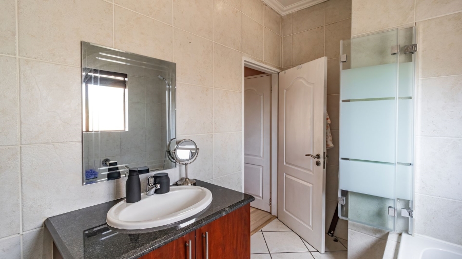 To Let 3 Bedroom Property for Rent in Glenvista Gauteng