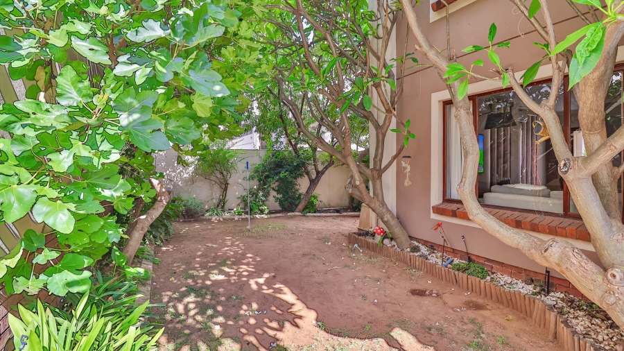 To Let 3 Bedroom Property for Rent in Glenvista Gauteng