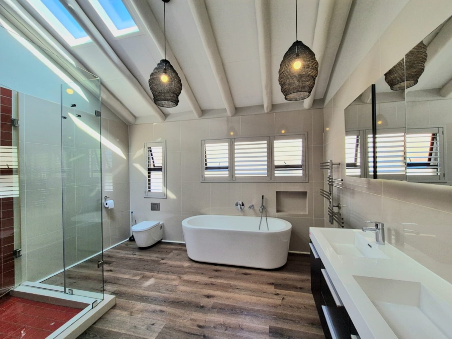 5 Bedroom Property for Sale in Woodhill Estate Gauteng
