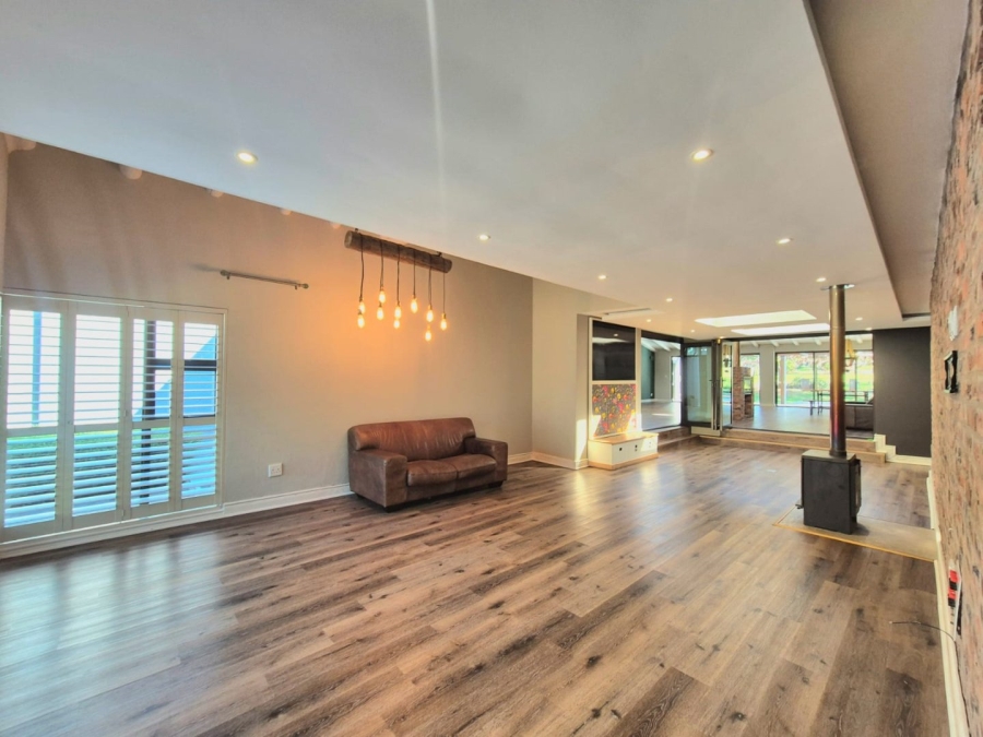 5 Bedroom Property for Sale in Woodhill Estate Gauteng