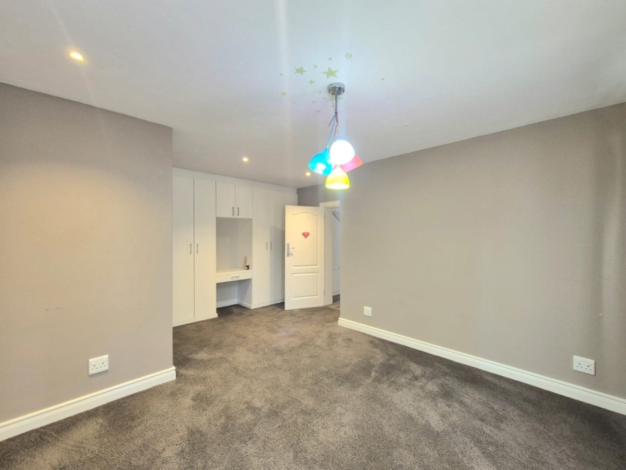 5 Bedroom Property for Sale in Woodhill Estate Gauteng