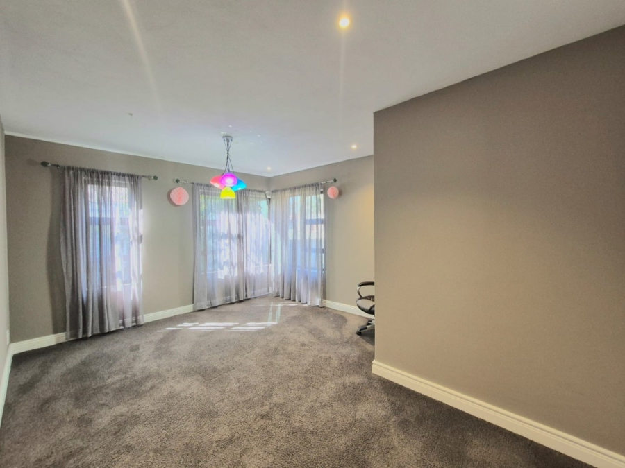 5 Bedroom Property for Sale in Woodhill Estate Gauteng