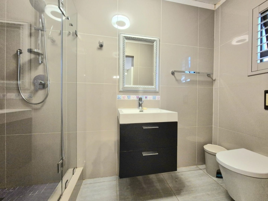 5 Bedroom Property for Sale in Woodhill Estate Gauteng